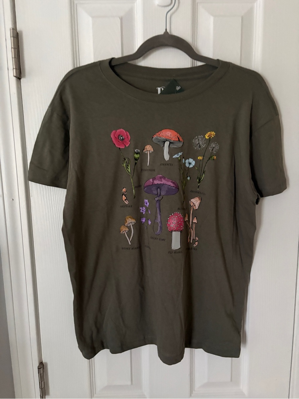 NWT Mushroom and Floral Shirt Doe T-Shirt Size Medium Olive Green